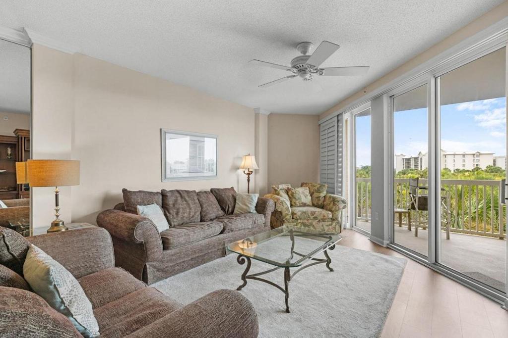 ein Wohnzimmer mit Sofa und Tisch in der Unterkunft Sunset Paradise 3BR Unforgettable Beach Memories in Pawleys Island