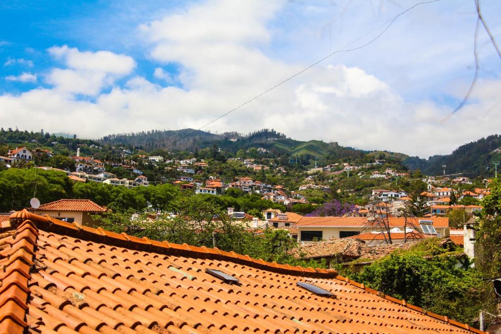 Nespecifikovaný výhled na hory nebo výhled na hory při pohledu z hostelu