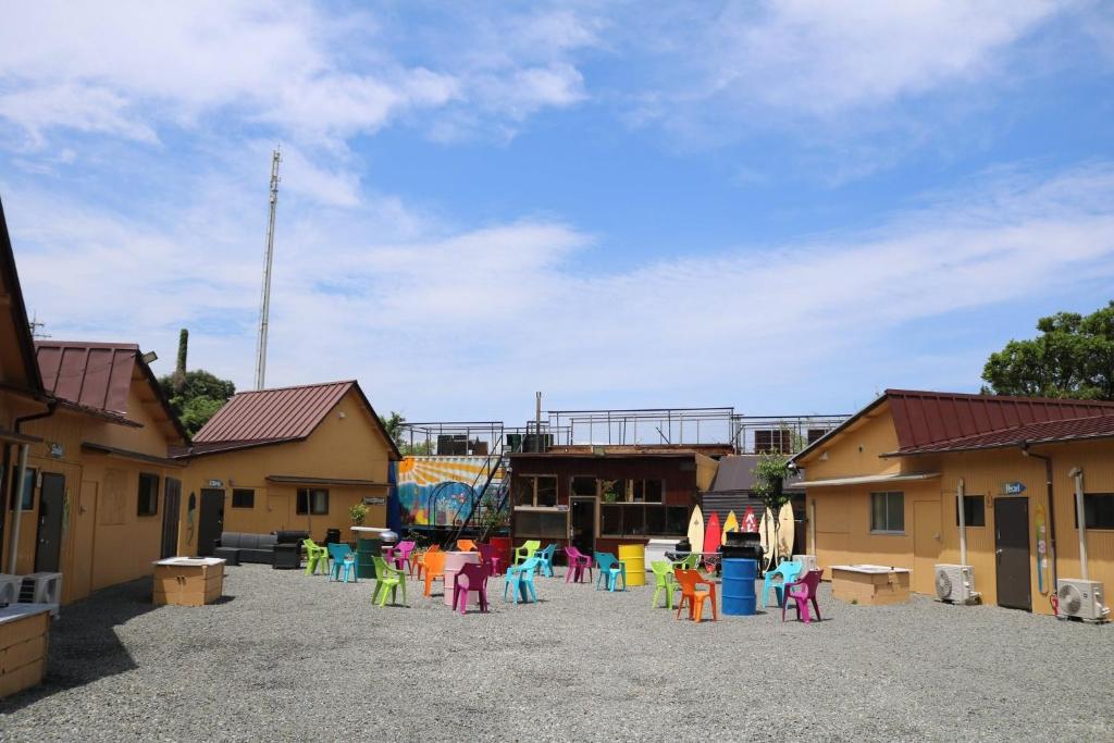 un groupe d'enfants assis sur des chaises dans un parking dans l'établissement Sun Sea Cottage - Vacation STAY 74642v, à Tagawa