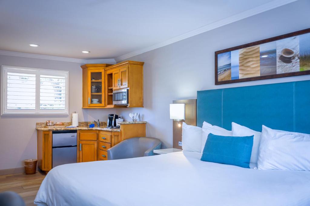 Marina Beach Motel - 