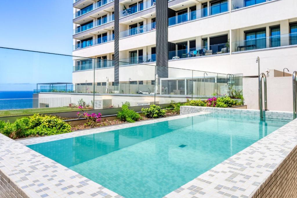 een zwembad voor een gebouw bij Funchal Acqua Blue 3H, a Home in Madeira in Panasqueira