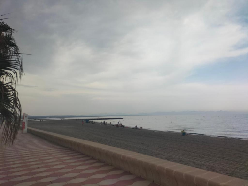 einen Sandstrand mit einer Gruppe von Menschen am Strand in der Unterkunft Apartamento Costacabana in Almería