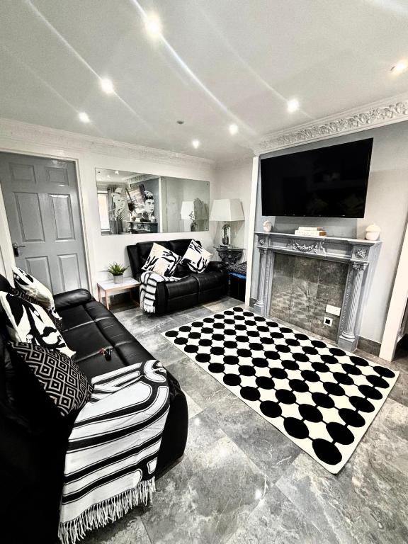 a living room with a checkered rug in front of a fireplace at 2 bed house sleeps 4-5 in Liverpool