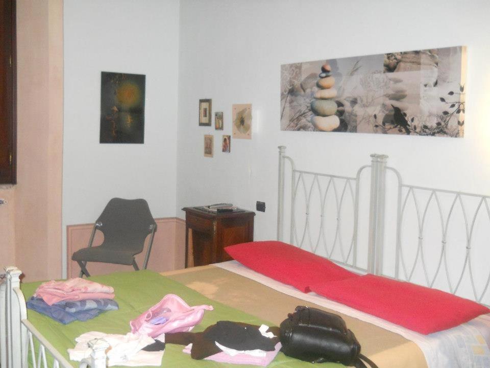 um quarto com uma cama com um saco em Perbacco em Sartirana Lomellina