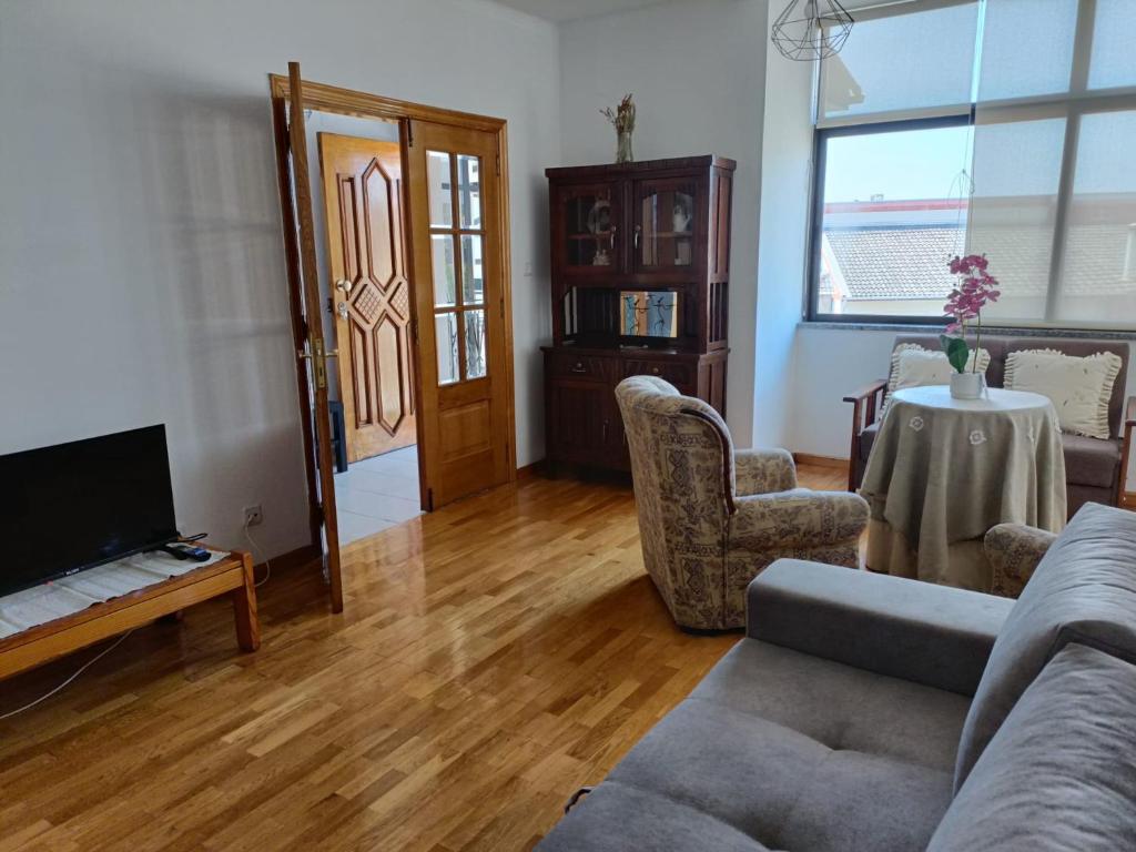 un soggiorno con un divano, sedie e un tavolo di A&B Apartments - Banrezes a Macedo de Cavaleiros