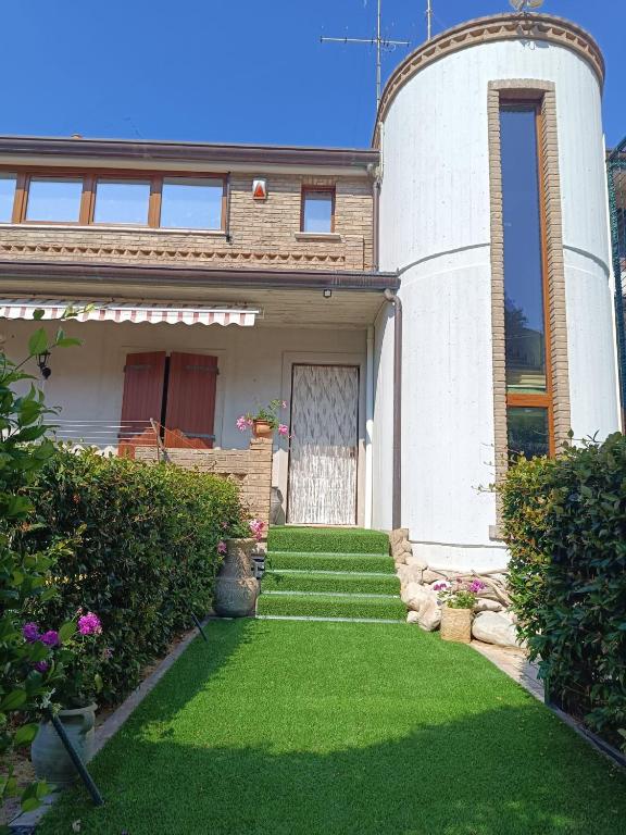 a house with a yard with green grass at Zagare & Trabocchi - Dimora di mare in Rocca San Giovanni