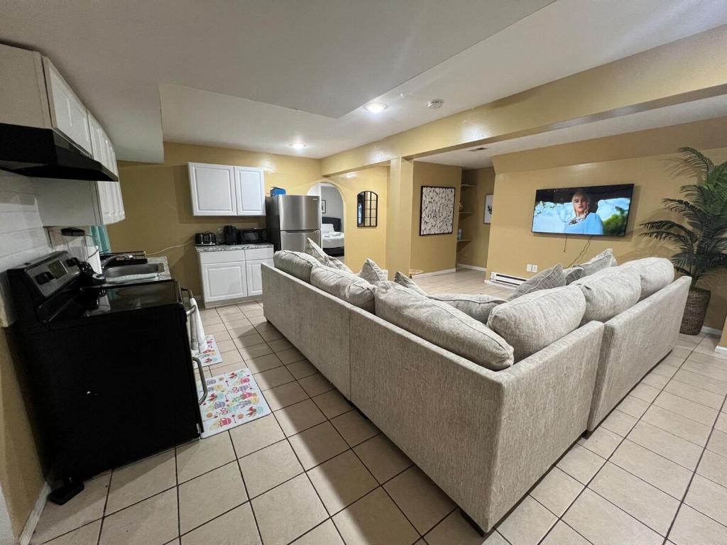 Kuchyň nebo kuchyňský kout v ubytování Spacious 2 king bedroom, 5 mins EWR Airport