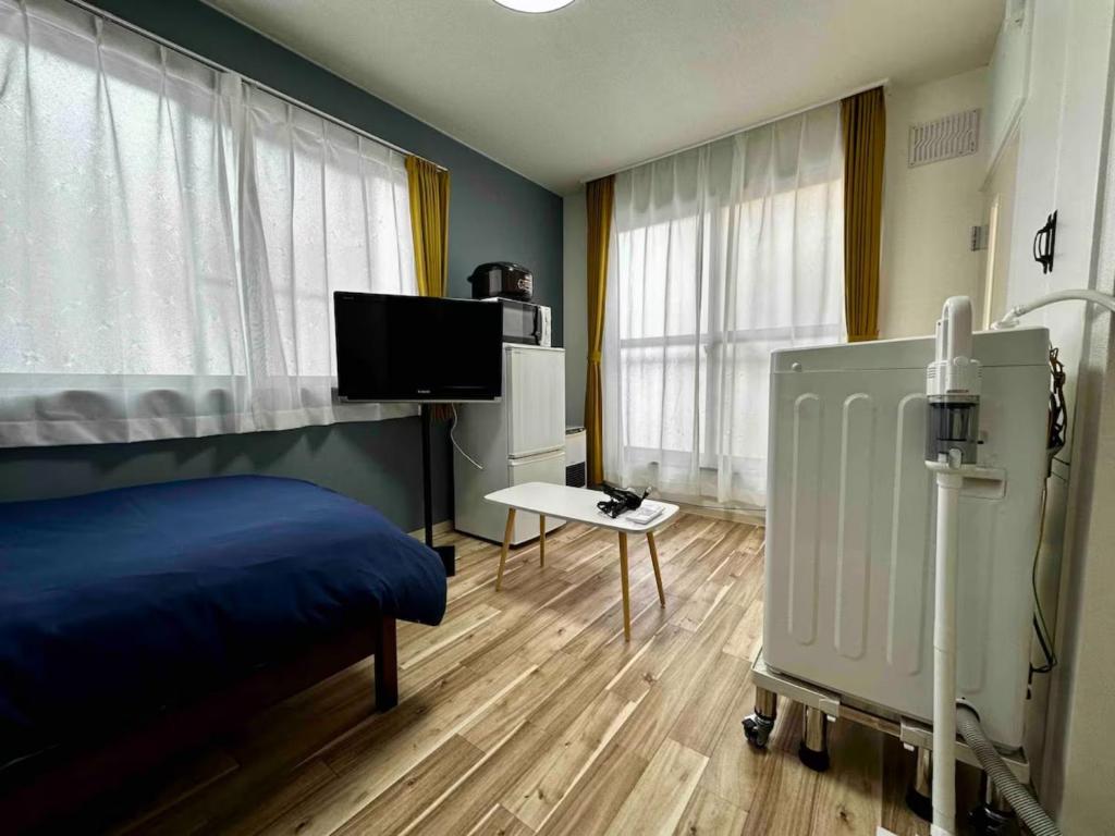 札幌市にあるCoop Sunlight - Vacation STAY 19685のベッド、テレビ、テーブルのある寝室