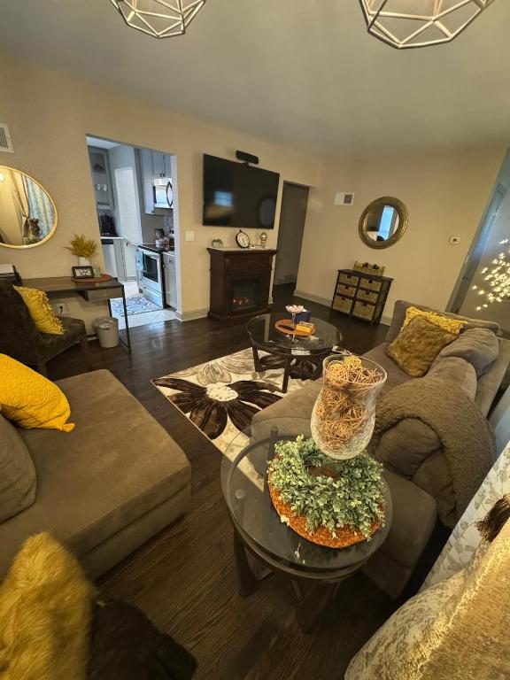 a living room with a couch and a table at Cozy Single-family house in Glendale