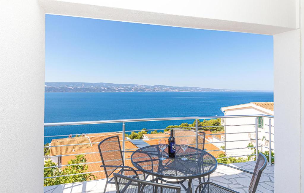 Un balcón con mesa y sillas y el mar. en 1 Bedroom Nice Apartment In Stanici, en Stanići