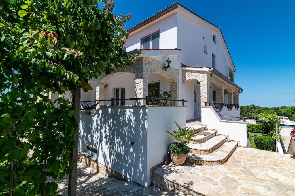 Apartments with parking space Stinjan, Pula - 23546