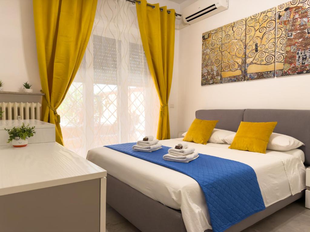 - 2 lits dans une chambre dotée de rideaux jaunes dans l'établissement Toto Vatican House, à Rome