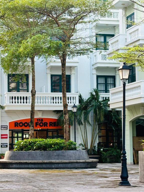 a street light in front of a building at 118 Orchid in Phú Quốc