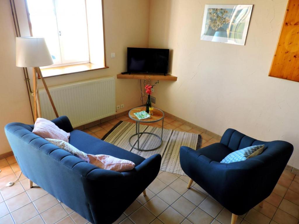 Gîte Les Hortensias à Pralong - Charme et Confort pour 4 Pers avec Internet - FR-1-496-117 - Holiday Home (4 Adults)