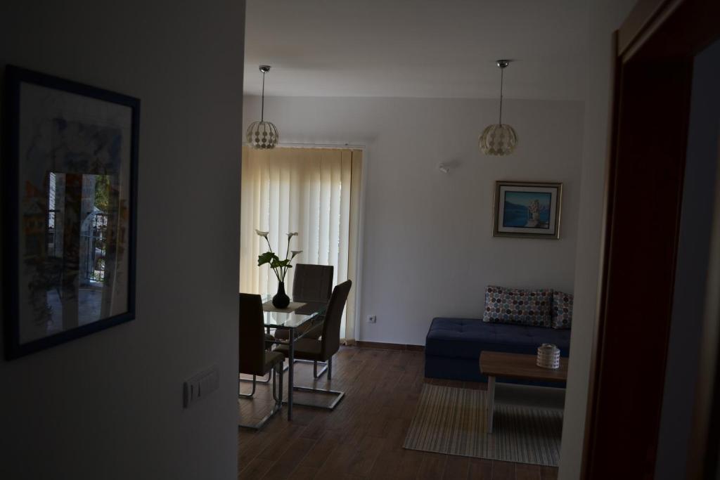 sala de estar con mesa, sofá y comedor en Apartments Porat en Tivat