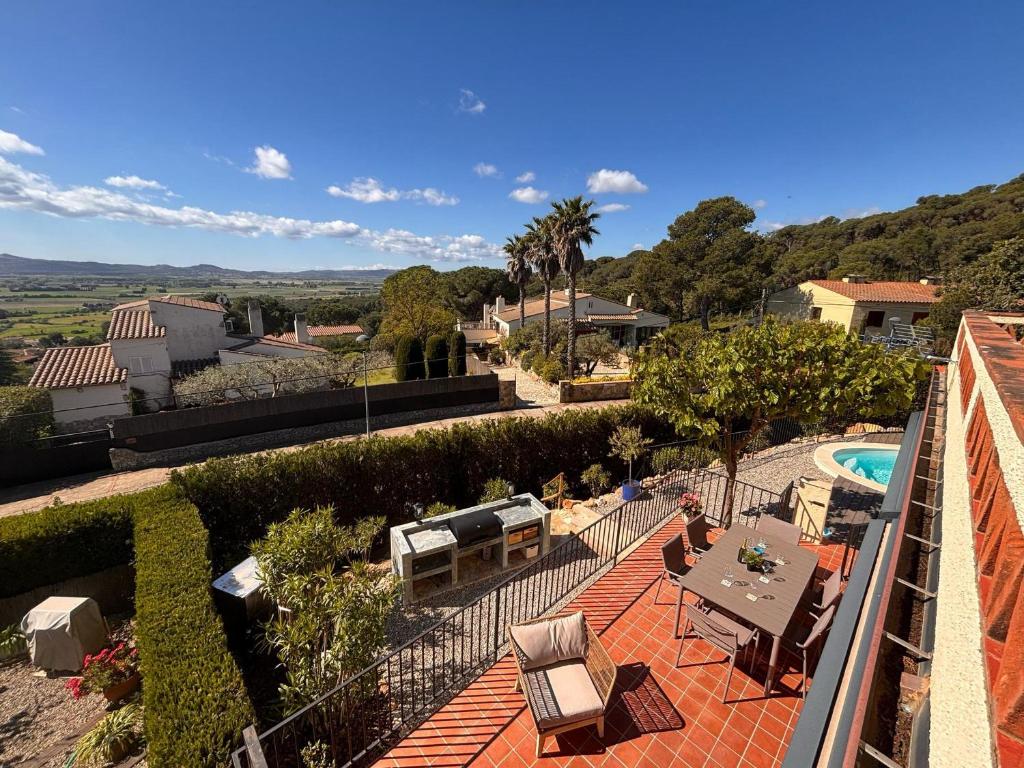 Blick auf ein Haus mit einer Terrasse und einem Pool in der Unterkunft Dublin 2 - L'Estartit, Torre Vella - ES-323-63 in L'Estartit