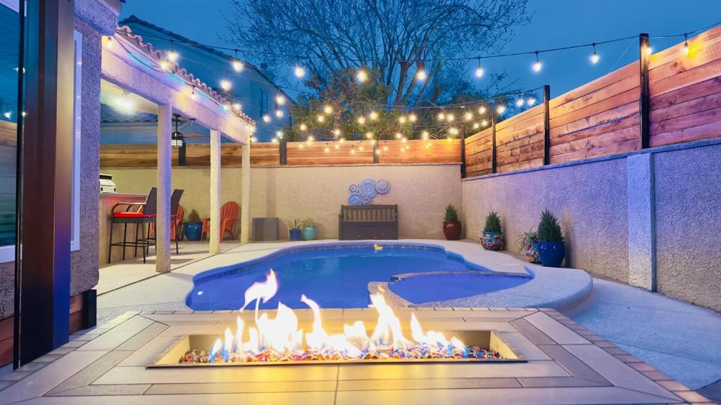 une cour arrière avec piscine et foyer extérieur dans l'établissement Las Vegas - Exec Home 3BD Pool, Spa, Games, EV, à Las Vegas