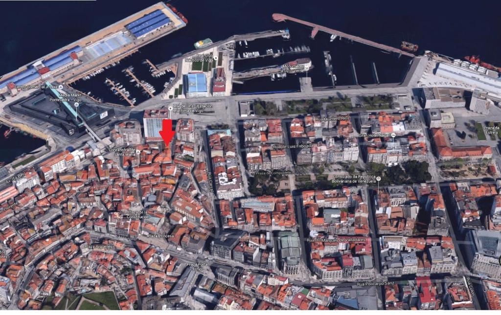 una vista aérea de una ciudad con muchos edificios en Hostal Continental, en Vigo