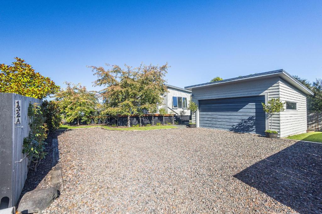 een oprit voor een huis met een garage bij Modern on Miro in Ohakune