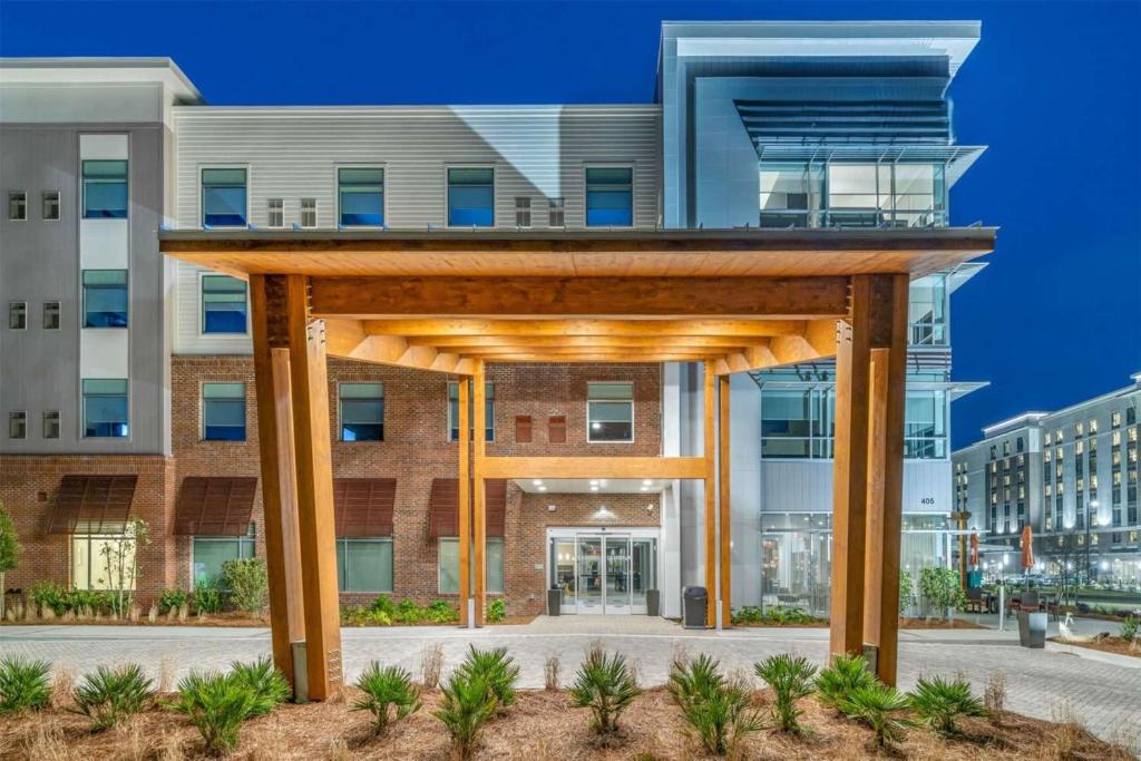 サマービルにあるDoubleTree by Hilton Summerville Nextonの目の前の木造建築物