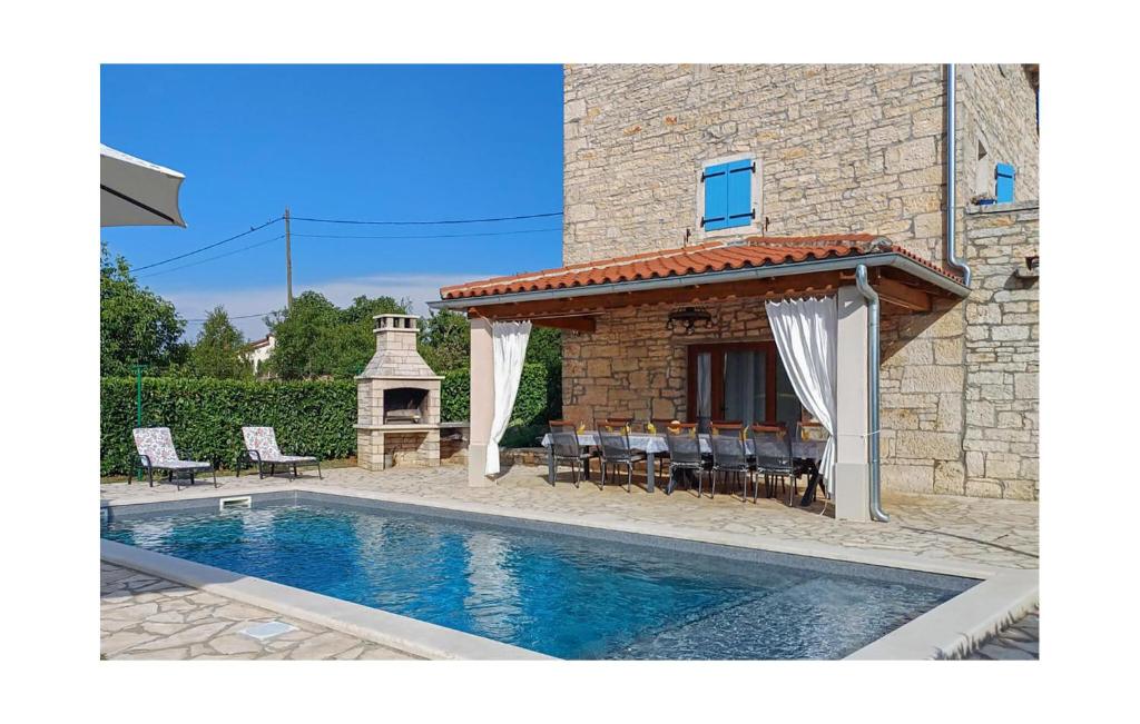 Bazén v ubytovaní Holiday Home Pamici V alebo v jeho blízkosti