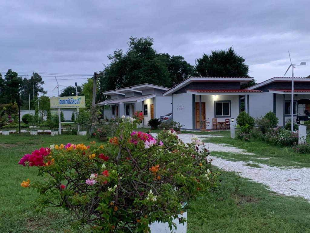 a building with flowers in front of it at KHUN CHUAT'S HOUSE in Ban Nong Ben (1)
