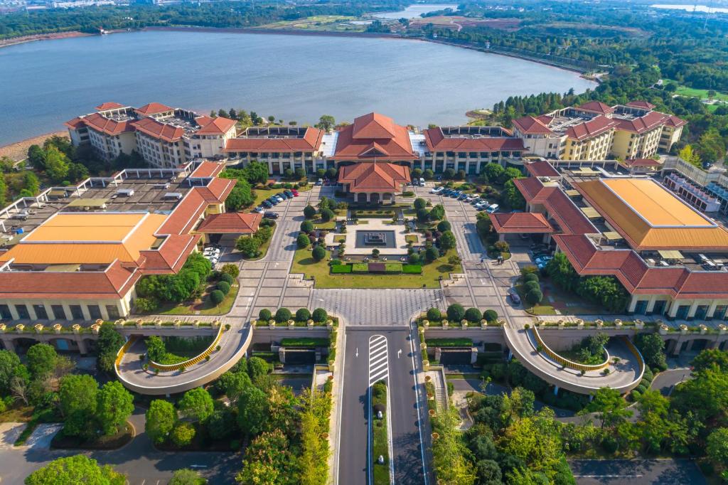 义乌Your World International Conference Centre Hotel的享有校园空中景色,设有一座大建筑
