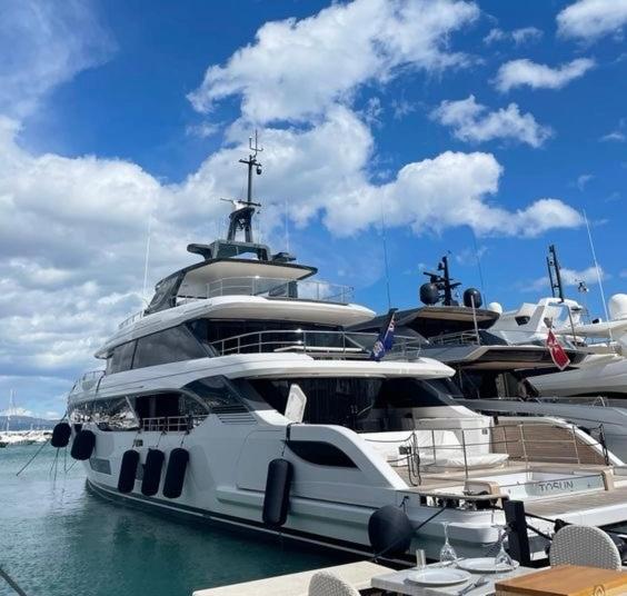 een groep boten aangemeerd in het water bij Borcele Viagens in Cabo Frio