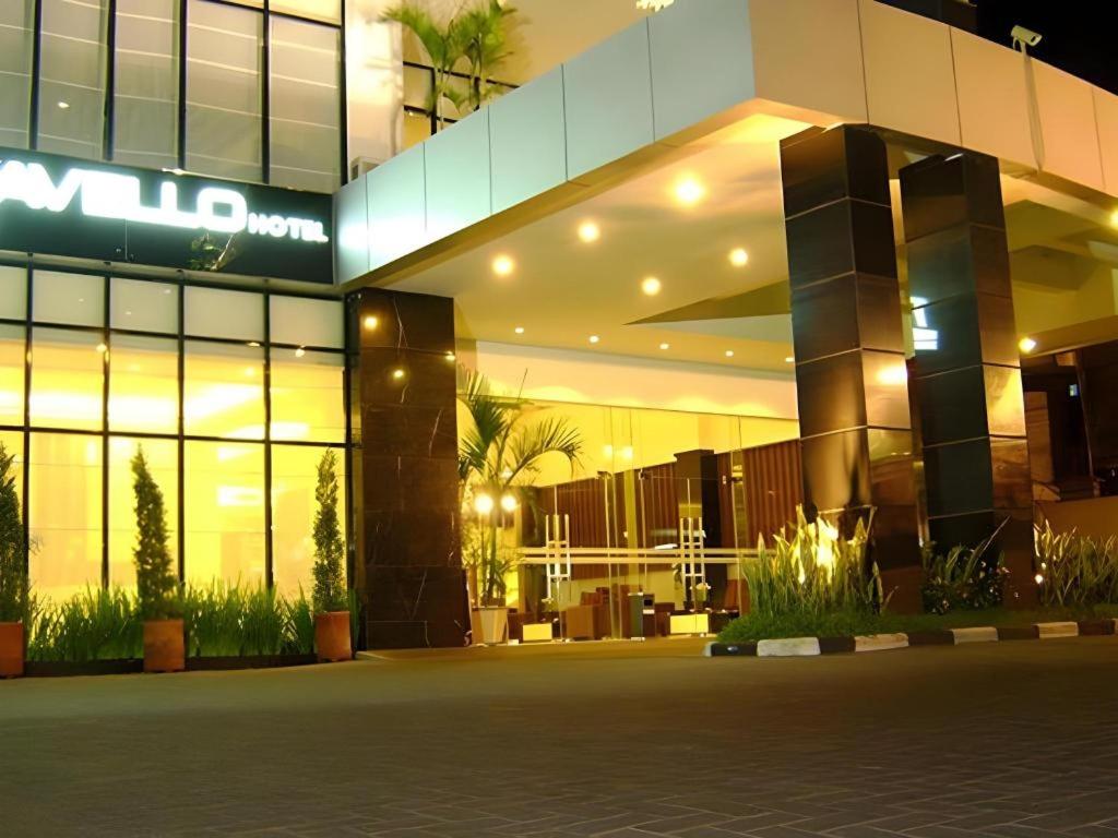 マナドにあるTravello Hotel Manadoの側面に看板がある建物