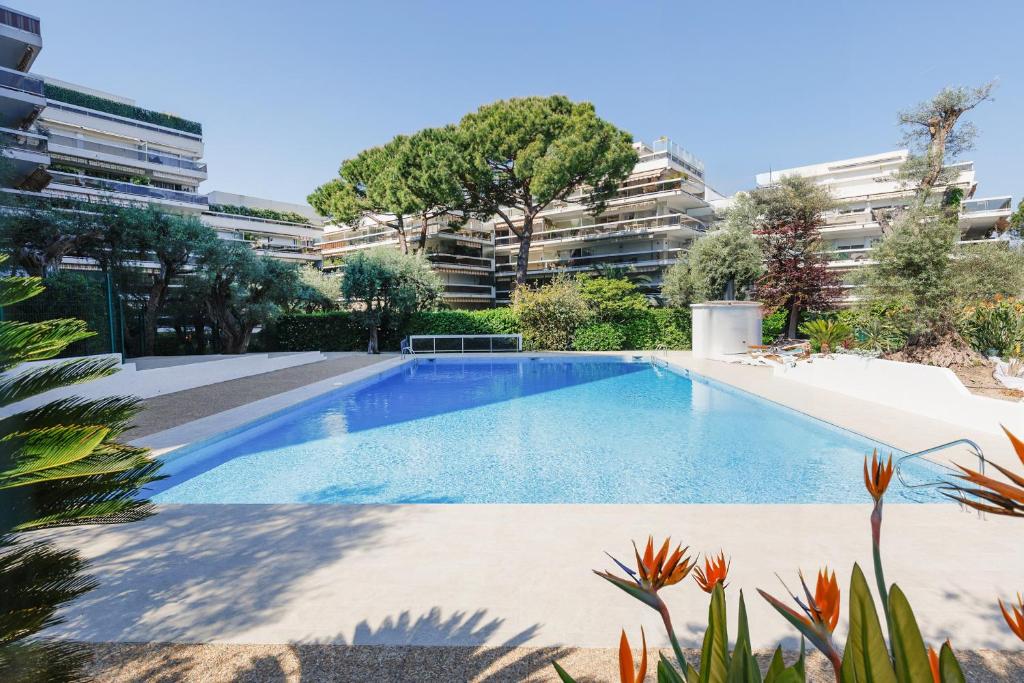 une piscine au milieu d'un immeuble dans l'établissement CANELLE- Beau 2p,tout confort, vue mer, piscine, à Antibes