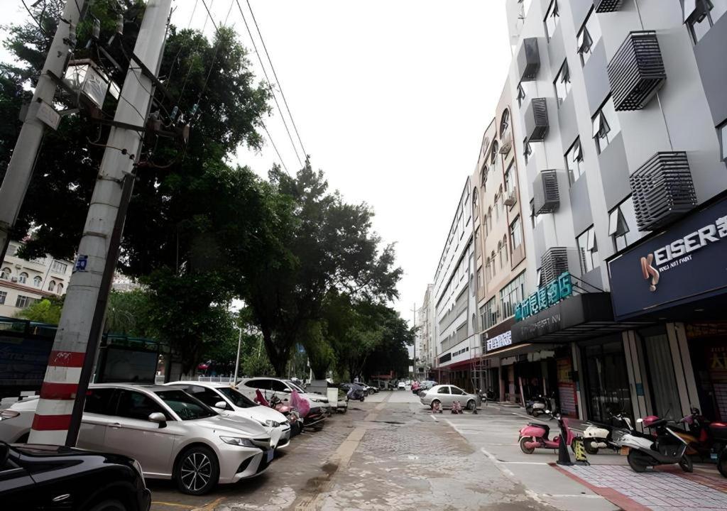 a city street with cars parked on the street at City Comfort Inn Beiliu Yongfeng Plaza Chengnan Bus Station in Yulin