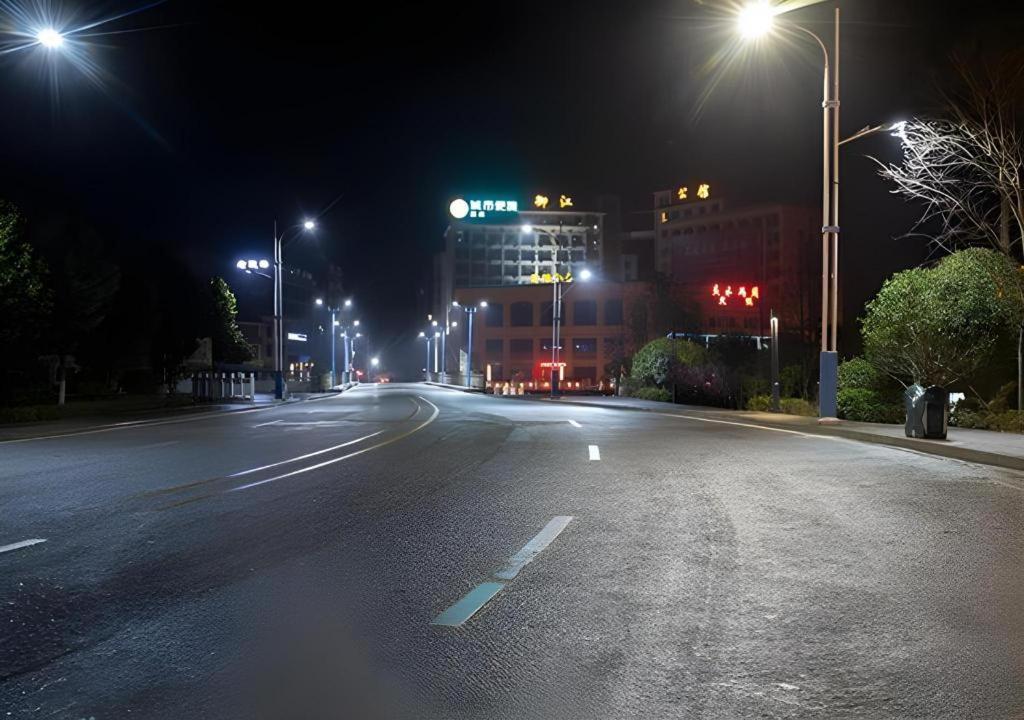 an empty city street at night with street lights at City Comfort Inn Lichuan Railway Station Tenglong Cave in Enshi