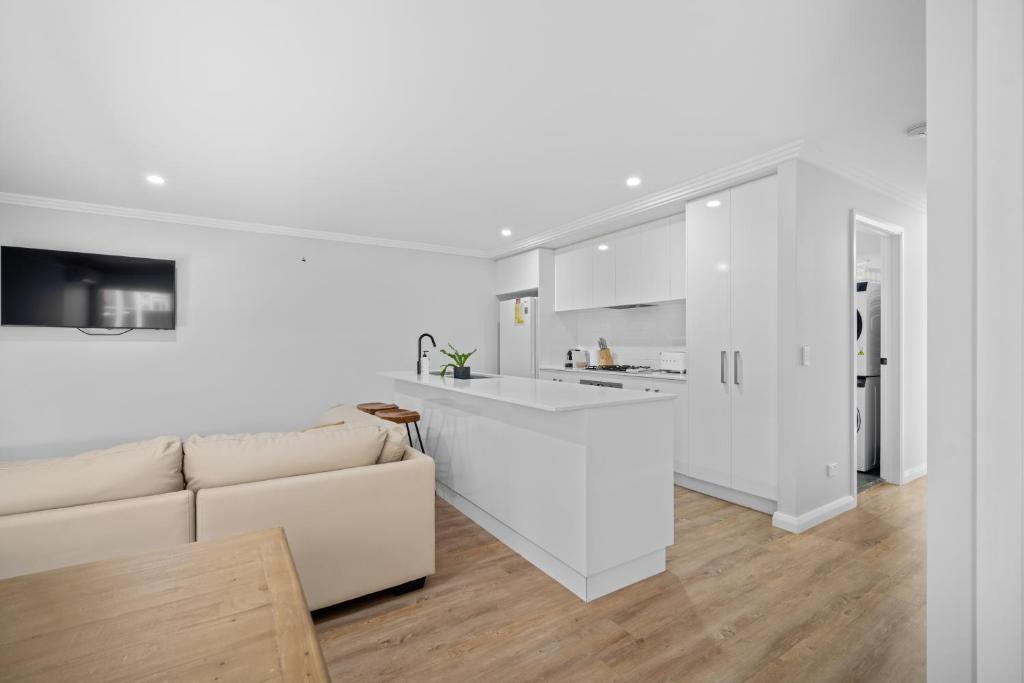 沃加沃加'Lumeah' - Apartment 1 Central Wagga的带沙发的白色客厅和厨房