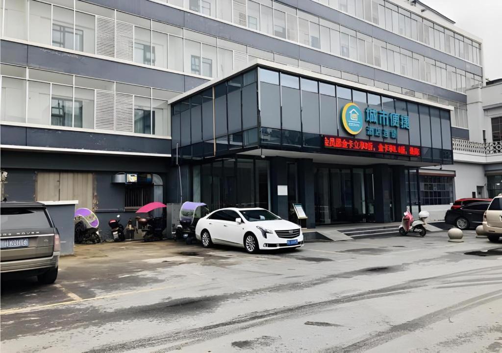 a white car parked in front of a building at City Comfort Inn Suizhou Lieshan Avenue in Suizhou