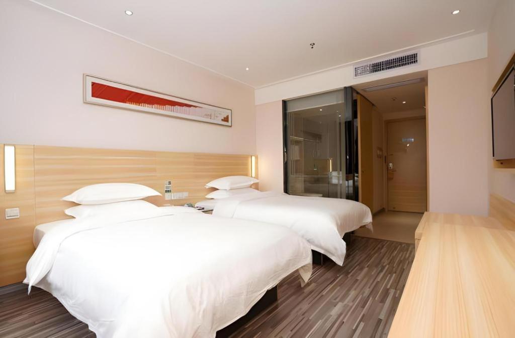 Postel nebo postele na pokoji v ubytování City Comfort Inn Heyuan Longchuan Bus Station