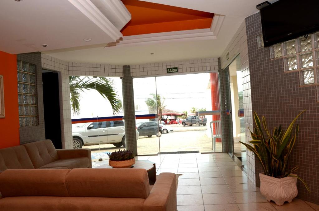 uma sala de estar com um sofá e vista para um parque de estacionamento em San Fernando Hotel em São Luís
