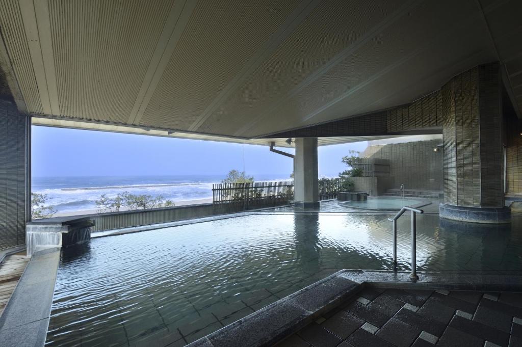 Bazén v ubytování Kaike Grand Hotel Tensui nebo v jeho okolí