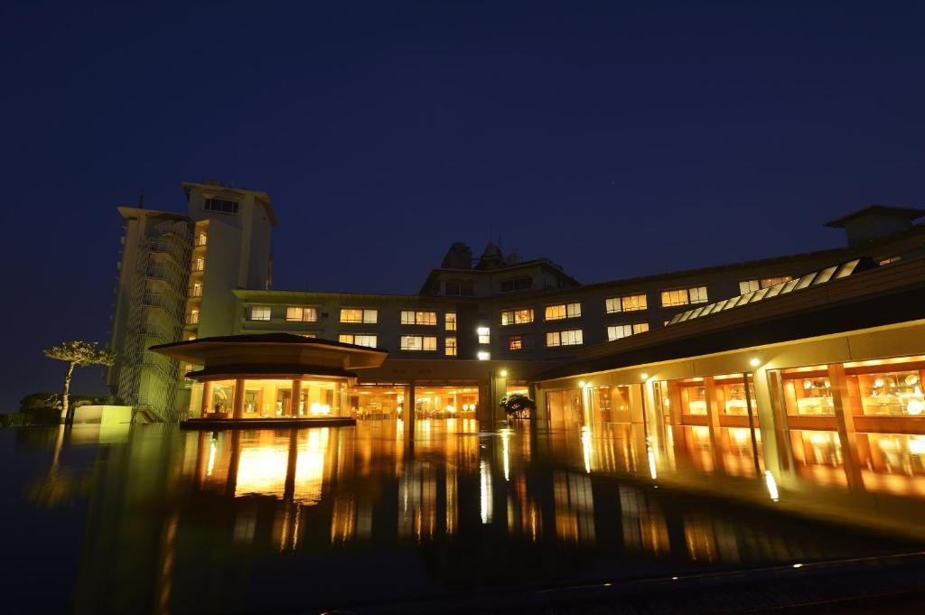 米子市にある皆生温泉　皆生グランドホテル天水の夜間の照明付きの大きな建物