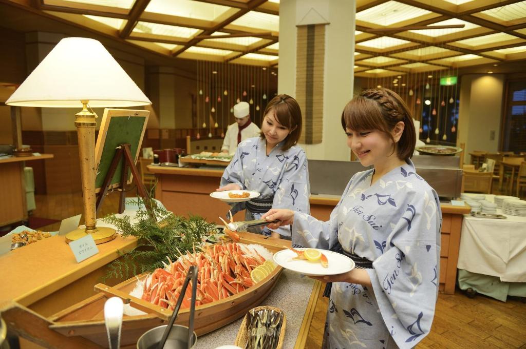 Členové personálu v ubytování Kaike Grand Hotel Tensui