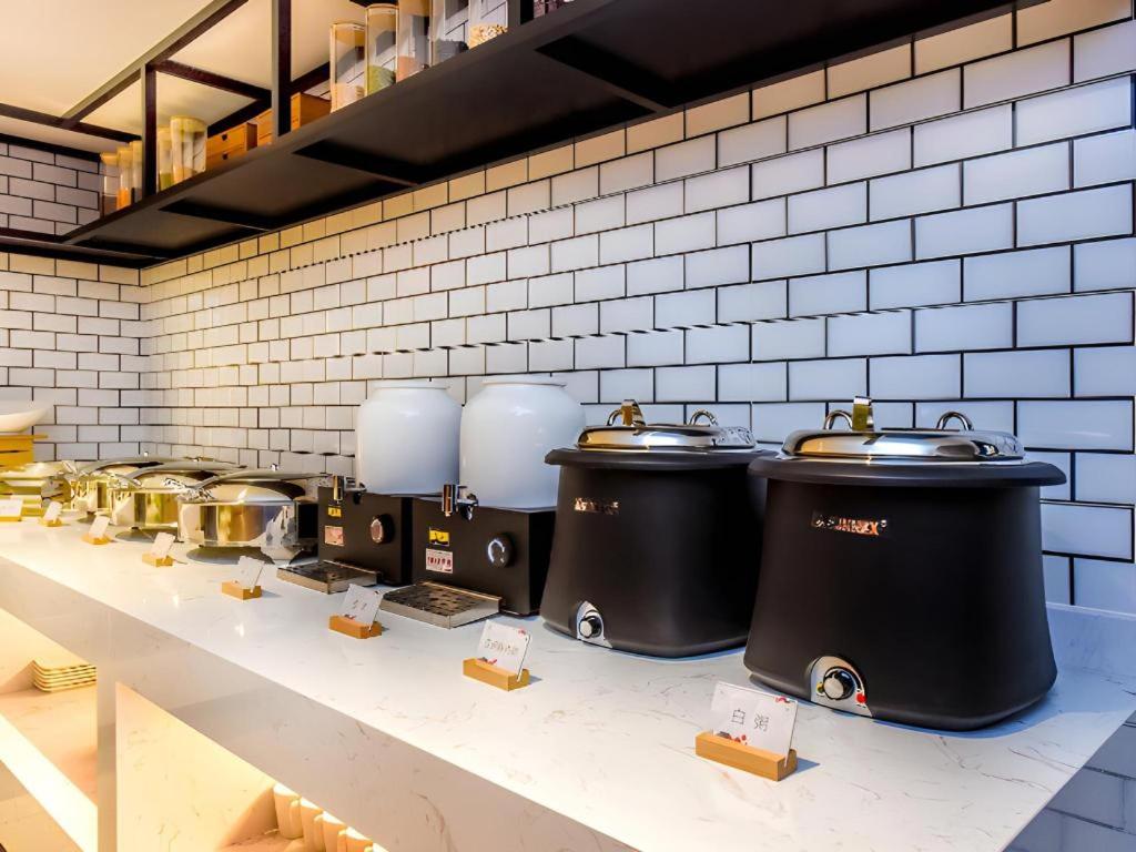 Příslušenství pro přípravu čaje a kávy v ubytování Borrman Hotel Guangzhou Railway Station Yuexiu Park Memorial Hall