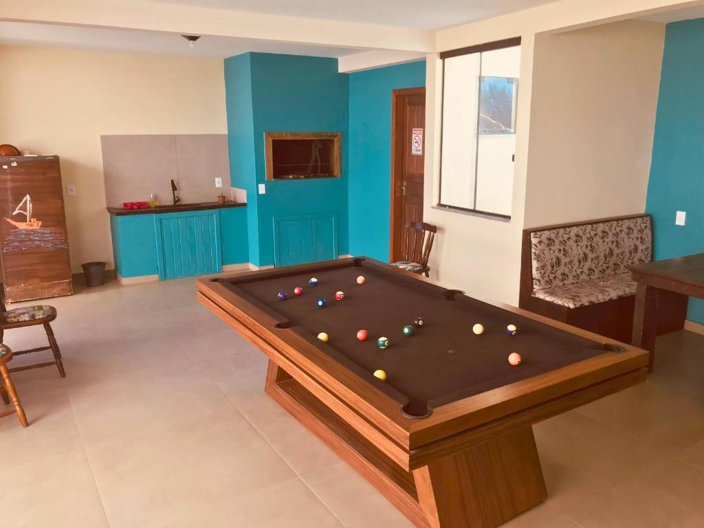uma mesa de bilhar numa sala de estar com em Pousada Nova Trilha em Palhoça