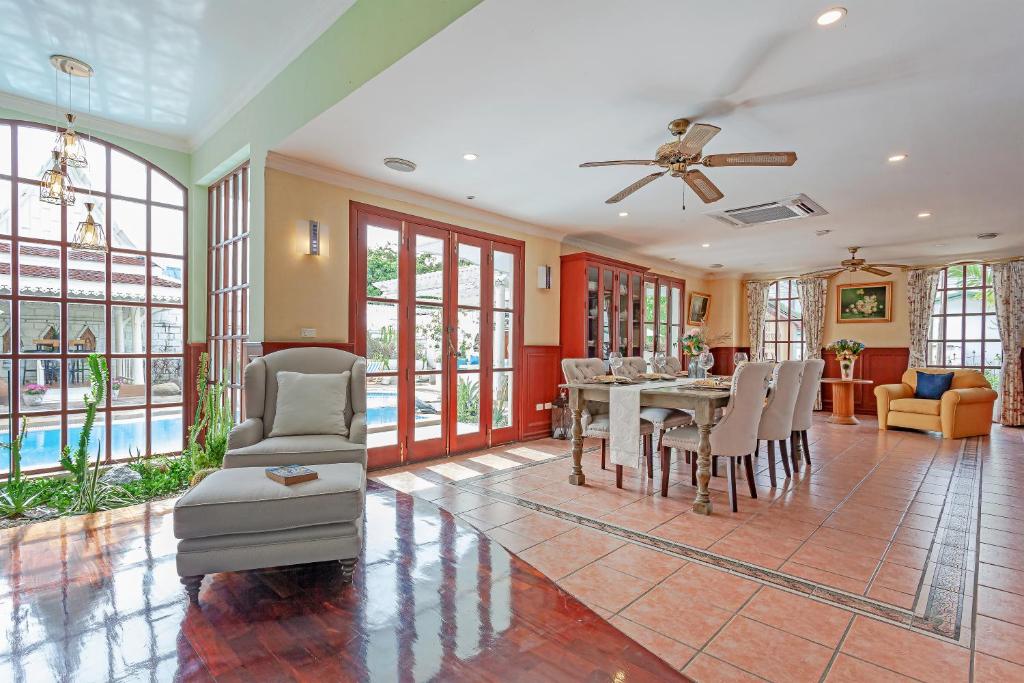 ein Esszimmer mit Tisch und Stühlen in der Unterkunft Villa Italia in Ban Nong Chaeng