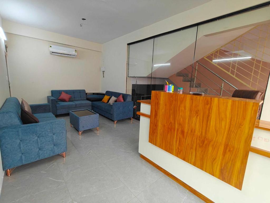 Χώρος καθιστικού στο Hotel O Shabari Heights Luxury Abode AC Rooms SR Nagar Metro Station