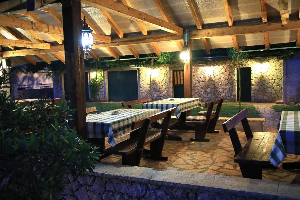 Reštaurácia alebo iné gastronomické zariadenie v ubytovaní Agrotourism Galic Krka
