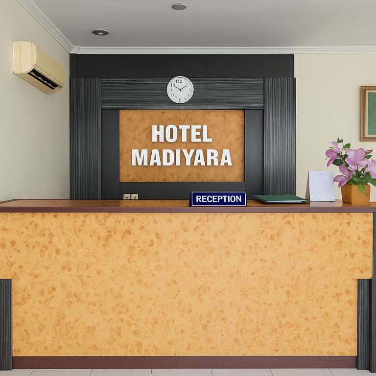 MukomukoHotel Madiyara的接待台顶部的曼德维尔酒店标志