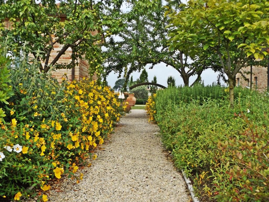 Ogród w obiekcie Casa Vacanze La Fiorita