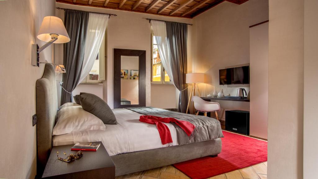 ein Schlafzimmer mit einem Bett mit einer roten Schleife darauf in der Unterkunft Palazzo Medusa in Rom