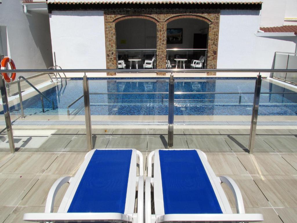 Bazén v ubytování Apartamentos Trinidad nebo v jeho okolí