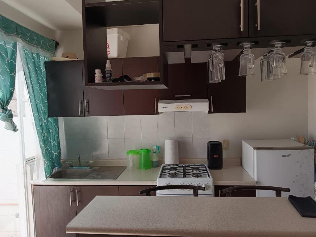 eine Küche mit Herd und Arbeitsplatte in der Unterkunft Casa de descanso in Atlacholoaya