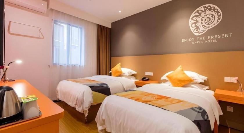 Postel nebo postele na pokoji v ubytování Shell Shanghai Yangpu District Pingliang Road Binjiang Hotel